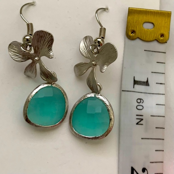 HANDMADE SILVERTONE TURQUOISE DANGLING PIERCED EARRINGS VINTAGE 2011 - Picture 4 of 5
